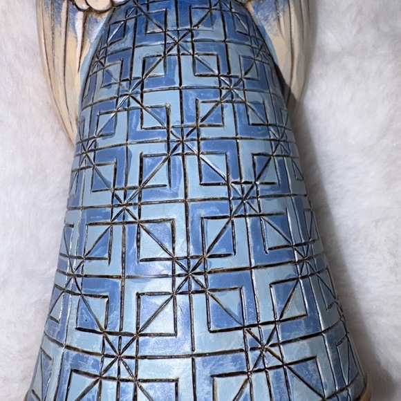 Jim Shore Heartwood Creek Angel with Holy Family Figurine in Blue and Cream - Picture 8 of 9